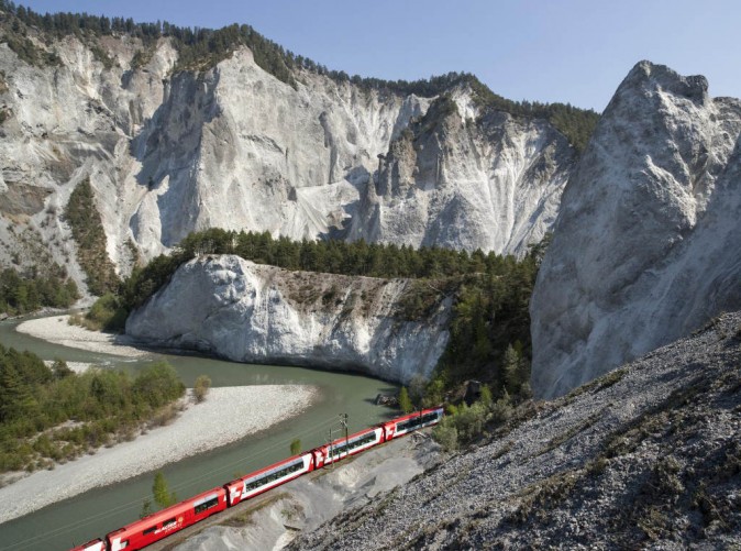 2_0057854 Christof Sonderegger_Glacier Express in der Rheinschlucht